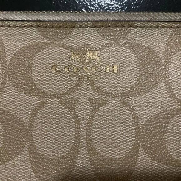 💥Authentic Coach Signature Canvas wallet in excellent condition! 💥 - Picture 3 of 10